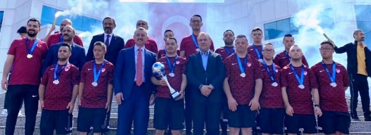  Avrupa Şampiyonu Futsal Milliler kupayı Tahir Başkana getirdi