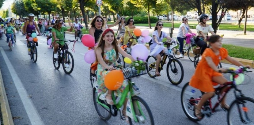 Süslü Kadınlar Bisiklet Turu İzmit caddelerinde