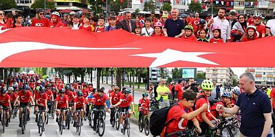 Bisiklet Şehir Turunda “Gençler Barış’a Ay-Yıldızlı Tişörtlerle Pedal Çevirdi'