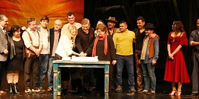 Kocaeli Şehir Tiyatrosu 26. yaşını pastayla kutladı