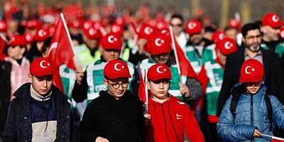 Sarıkamış Şehitleri için Türk bayraklarıyla yürüdüler