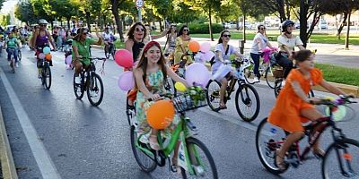 Süslü Kadınlar Bisiklet Turu İzmit caddelerinde