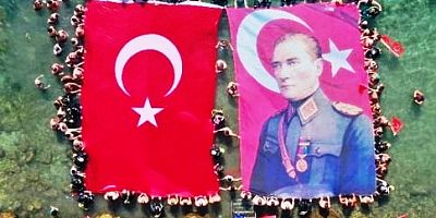Türk bayrağı ve Atatürk posteri Kerpe sahilinde açıldı
