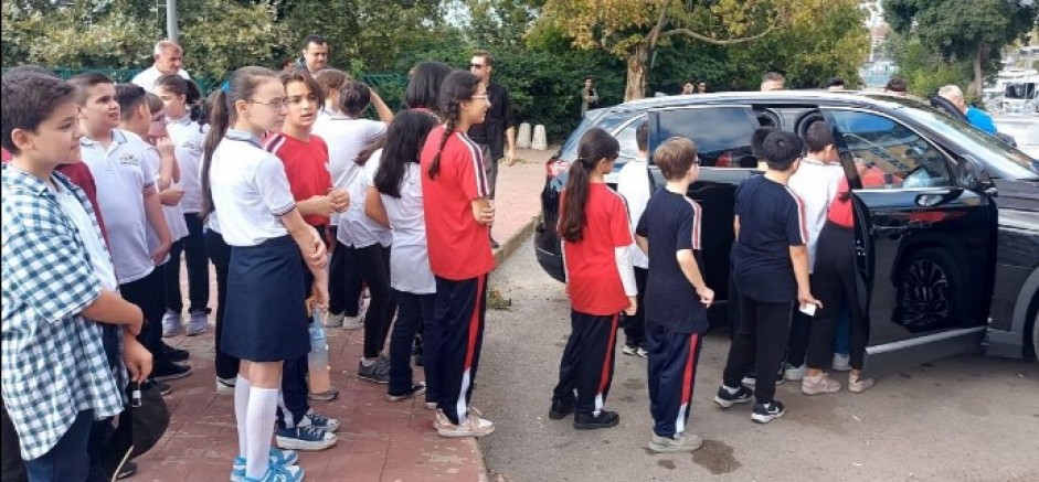 Vali Yavuz TOGG aracıyla öğrencileri gezdirdi