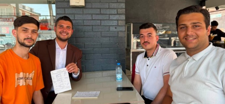 AK Genç Eyüp Akbal CHP'den gelen Batuhanı üye yaptı
