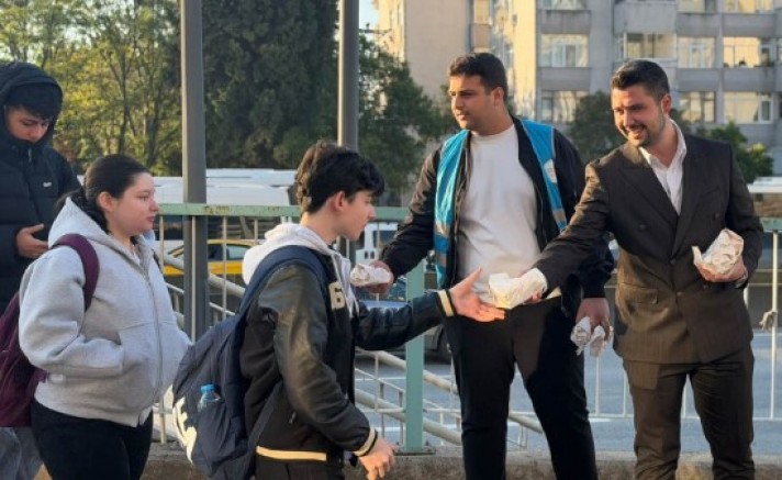 AK Genç İzmit Akbal'dan Liselilere 'Okula 5 Kala' ikramı