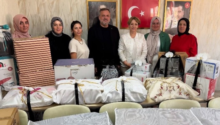 AK İzmit'ten Yağmur Taşboğa'ya çeyiz paketini Özdemir,Dokuzlar,Atabay  teslim etti 