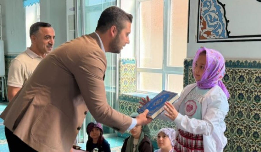 Akbaldan Kur'an-ı Kerime geçenlere ilk kuranları hediye