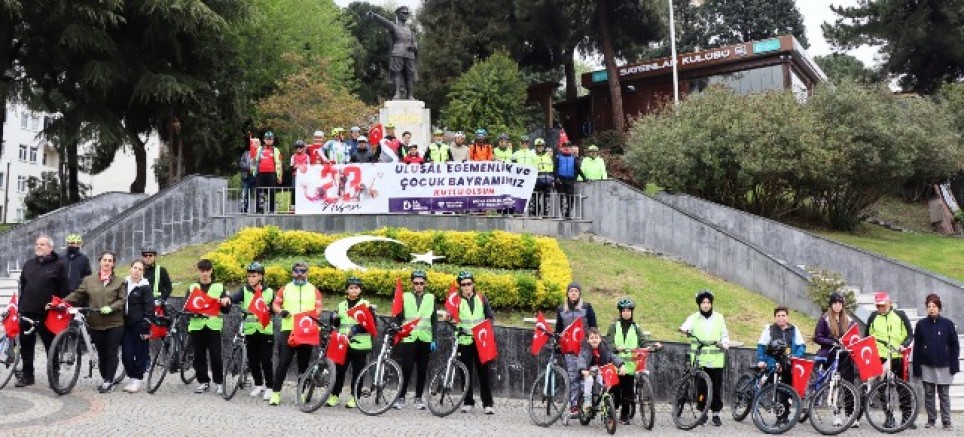 Bisiklet  turunda Atatürk Anıtına pedal çevirdiler