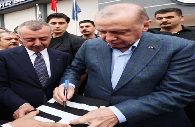 Büyükakın, Erdoğan’a müze için forma imzalattı