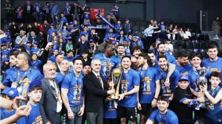 Çiftçi, “Basketbolda tarih yazdık” diyerek kupayı kaldırdı