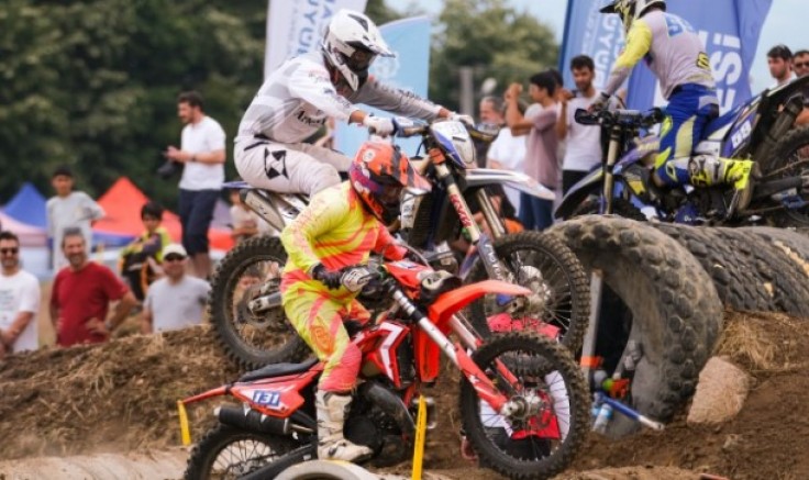 Enduro yarışında nefes kesen mücadeleler