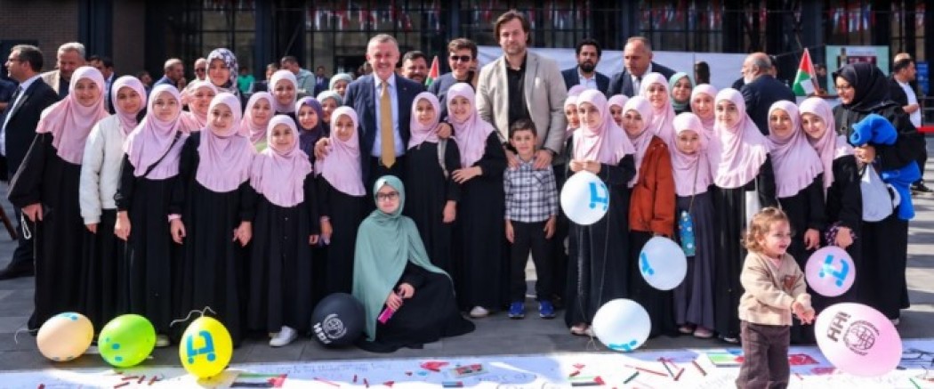 “Filistinli Çocuklar İçin Çiz” Etkinliğinde Büyükakın,“Nehirden Denize Özgür Filistin” yazdı