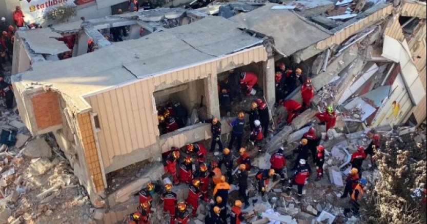 Gebze Mevlanada 6 katlı bina çöktü 4 kişi vefat etti