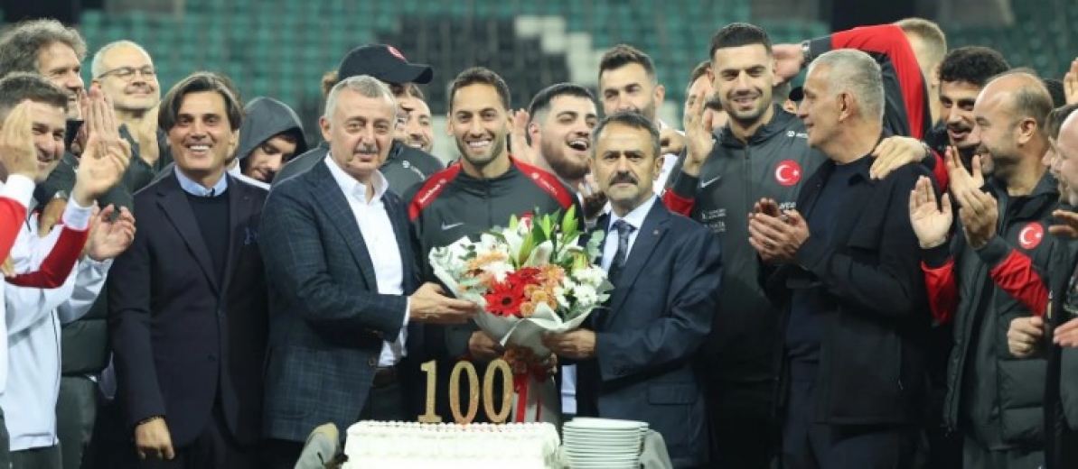 Hakan Çalhanoğlu’na 100. milli maç kutlama pastası