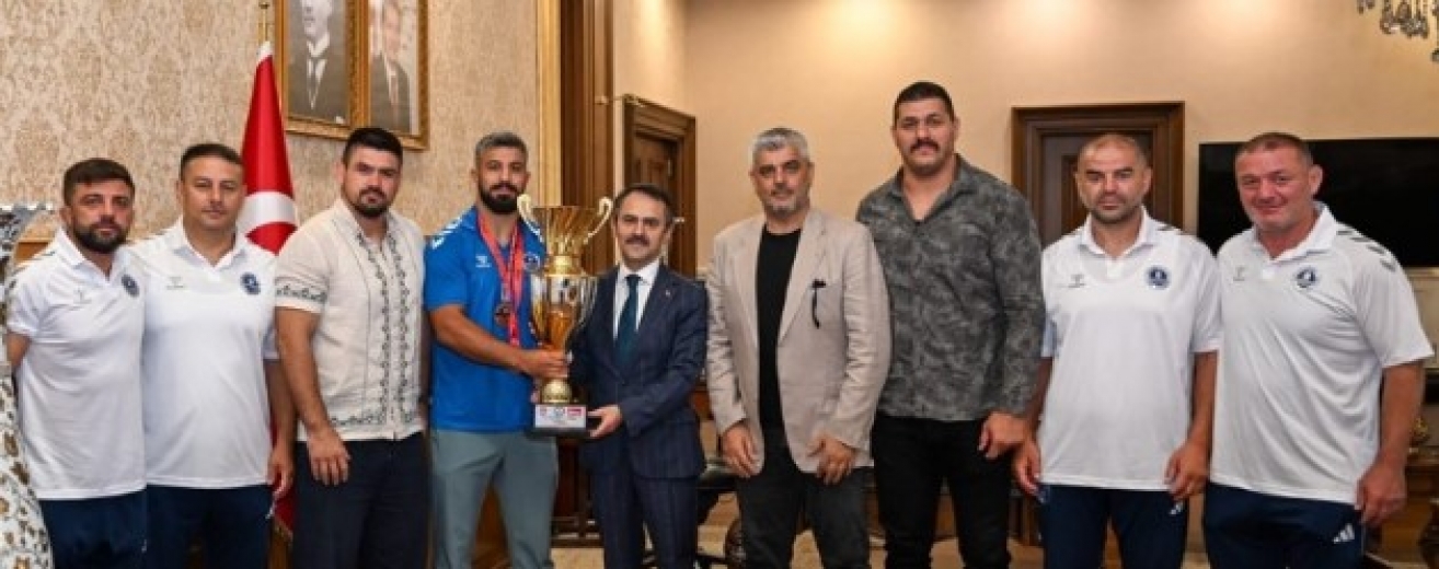 Kağıtsporlu Pehlivanlardan Vali Aktaş'a kupalı ziyaret