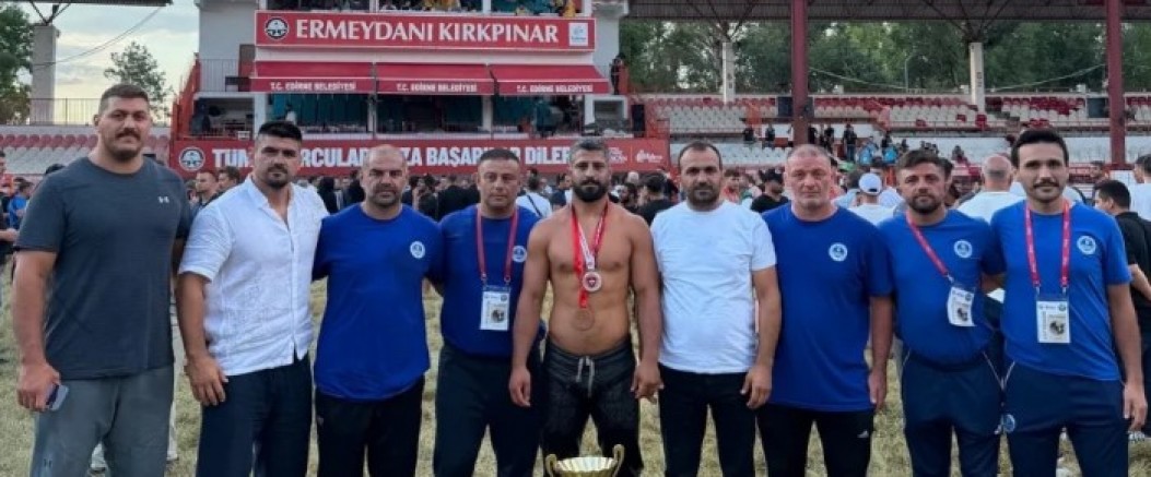 Kağıtsporlu Seçkin Duman Kırkpınarda kürsüde