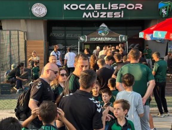 Minik taraftarlar pasaport için aileleriyle kuyrukta