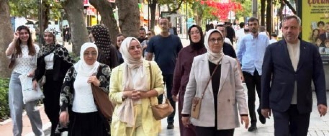 Radiye Vekil Dokuzlar Atabay, Akbal'la çarşı turunda 