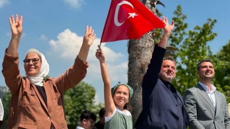 Radiye Vekil Dokuzlarla Donanma selamlama geçişinde