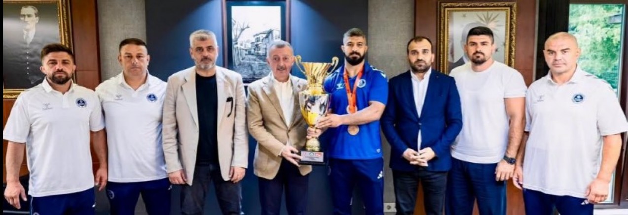 Seçkin Duman Büyükakın'a kupa,madalyayı götürdü