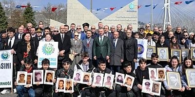 1 Mart Fcaiasının Anması 12.53'te denize çelenk bırakıldı, Büyükşehir'in yaptığı Anıt açıldı