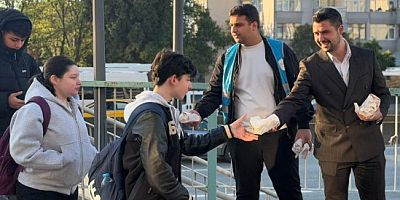 AK Genç İzmit Akbal'dan Liselilere 'Okula 5 Kala' ikramı