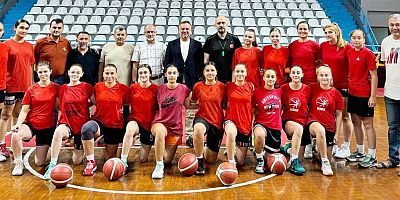 AK Partili Halil Dokuzlardan Zirve Kadın Basketbolculara moral ziyareti