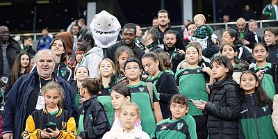 Anfi Dijksteel’e supriz doğumgünü tribünde