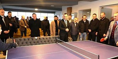 ATİK Derneği ziyaretinde Büyükakın masa tenisi oynadı