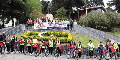 Bisiklet  turunda Atatürk Anıtına pedal çevirdiler
