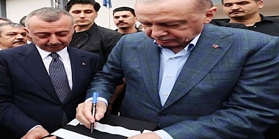 Büyükakın, Erdoğan’a müze için forma imzalattı