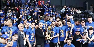 Çiftçi, “Basketbolda tarih yazdık” diyerek kupayı kaldırdı