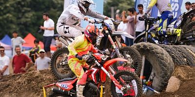 Enduro yarışında nefes kesen mücadeleler