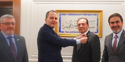 Fatih Erbakan'dan Sinan Saral'a YRP Rozeti 