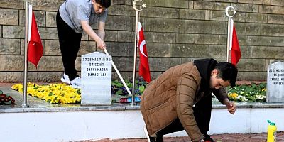 Genç Hafızlar hatim indirdi şehit kabirlerini temizledi