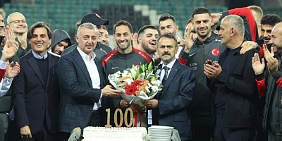 Hakan Çalhanoğlu’na 100. milli maç kutlama pastası