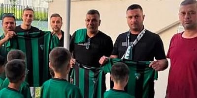 Hodri Meydanın Çocuklara forma hediyeleri
