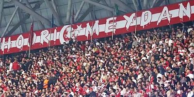 Hodri Meydanın Millilere pankartlı desteği