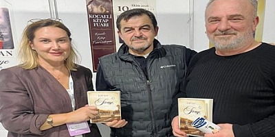 İbrahim Aydın Feraye'nin Yazarı Elif S.Tan'a kitabını imzalattı