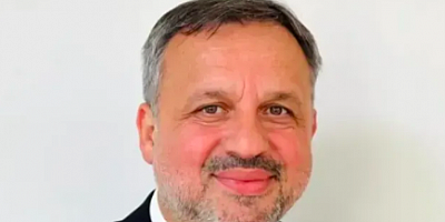 İzmitin dertlerini unutmuş, siyasi ikbali peşinde koşuyor