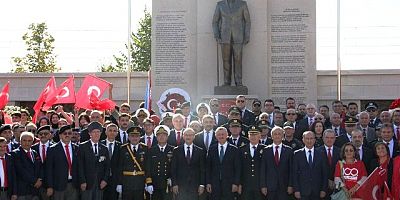İzmit Kent Meydanında Atatürk Anıtına ilk Çelenk töreni
