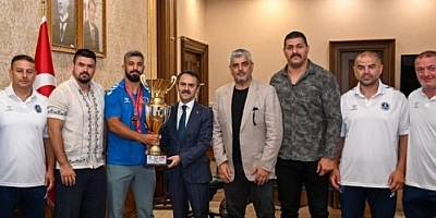 Kağıtsporlu Pehlivanlardan Vali Aktaş'a kupalı ziyaret