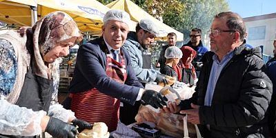 Kandıra'da Erol Başkan halka 1 ton ızgara hamsi dağıttı