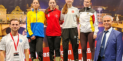 Karateciler Simay, Zeynep Basel'de kürsüde