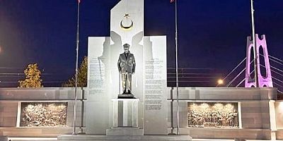 Kent Meydanına Atatürk Heykeli kaideye konuldu