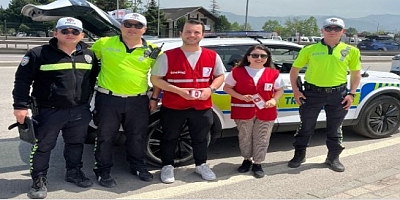 Kızılay Gönüllüleri çevirmede ilk yardım kiti dağıttı