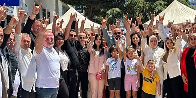 MHP Bayramlaşmasında Ülkücülerin bozkurt Selamı