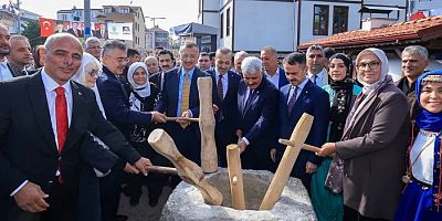 Protokol tahta tokmakla dibekte buğday dövdü