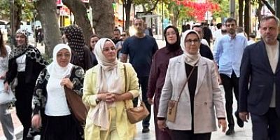 Radiye Vekil Dokuzlar Atabay, Akbal'la çarşı turunda 